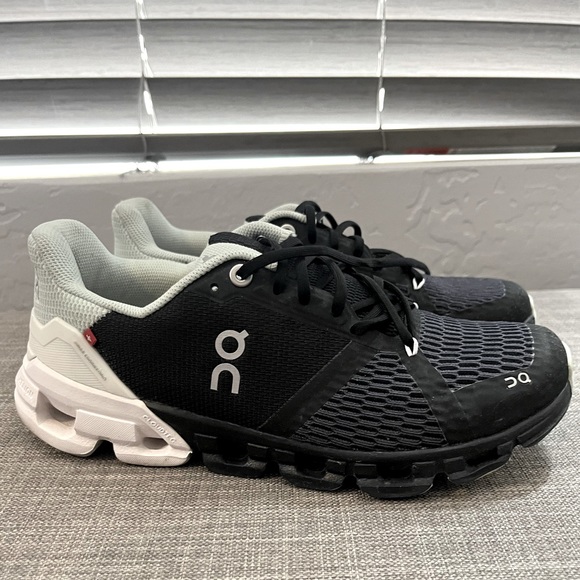 ON Cloudflyer Women’s Size 6.5 - Picture 1 of 7